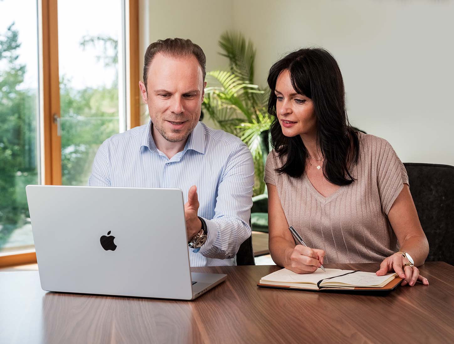 Leonard und Katarzyna Metzner von Searchdiver bei der Arbeit